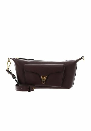 Bolso cruzado de cuero marrón oscuro con bolsillo frontal con solapa y hebilla dorada, correa ajustable con herrajes dorados.
