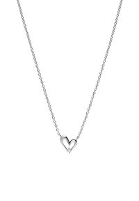 Un collier en argent présente une chaîne délicate et un pendentif en forme de cœur avec deux cœurs entrelacés, orné d'une pierre précieuse centrale.