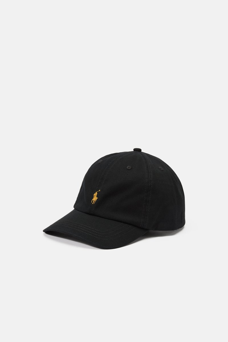 Boné de beisebol preto, feito de algodão, com uma aba curva. Apresenta um pequeno logo dourado de polo na frente. Cinco ilhós de ventilação.