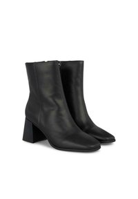 Bottines en cuir noir avec un talon carré, un bout pointu et une fermeture éclair sur le côté. Texture lisse et design élégant.