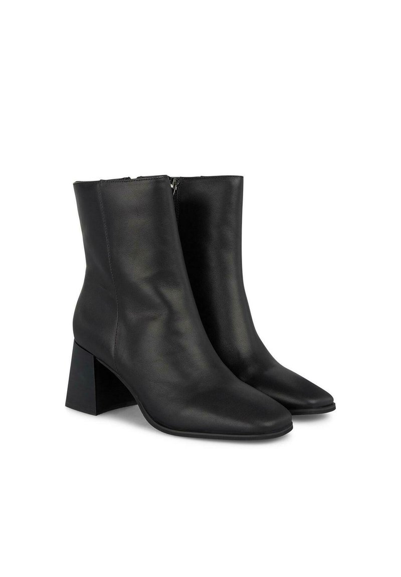 Schwarze Leder-Stiefeletten mit einem Blockabsatz, spitzem Zehenbereich und einem seitlichen Reißverschluss. Glatte Textur und elegantes Design.