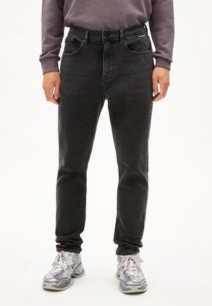 Jean en denim noir avec une coupe droite, comprenant deux poches avant, une petite étiquette de marque et un design classique à cinq poches.