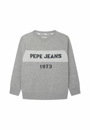 Szara bluza z kontrastującym białym poziomym paskiem. Na przodzie nadruk "PEPE JEANS" oraz "1973" w ciemnym granacie. Wykonana z miękkiego dzianinowego materiału, z okrągłym dekoltem.