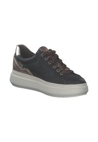 Sneaker in pelle nera con accenti metallici, lacci a fantasia leopardata e una robusta suola bianca. Presenta una finitura liscia e dettagli testurizzati.