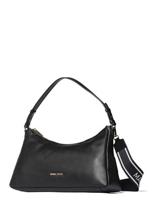 Schwarze Lederschultertasche von Marc Ellis mit abgerundeter dreieckiger Form, goldenem Reißverschluss und abnehmbarem schwarz-weißem Markenriemen.