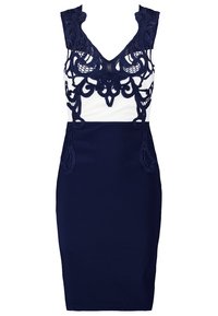 Tmavěmodré upnuté šaty se složitými krajkovými detaily na bílém korzetu, s výstřihem do V a sukní ke kolenům.