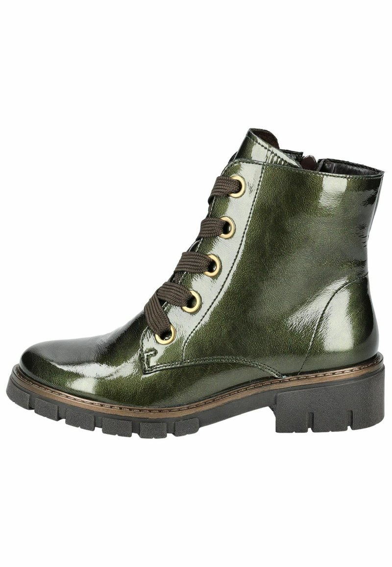 Botas de tobillo de charol verde con cordones marrones, ojales dorados y suela texturizada. Presentan un tacón grueso y costuras decorativas.