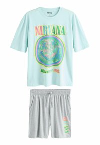 Tricou din bumbac de culoare albastră deschisă cu un grafic multicolor Nirvana și șorturi gri cu șnur. Șorturile au un mic logo Nirvana pe lateral.