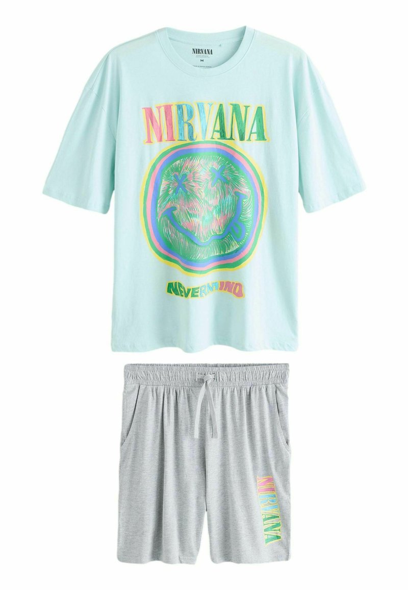 Tricou din bumbac de culoare albastră deschisă cu un grafic multicolor Nirvana și șorturi gri cu șnur. Șorturile au un mic logo Nirvana pe lateral.