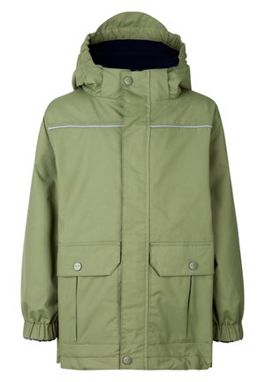 Zielona, ocieplana kurtka z kapturem, zapinana na guziki z przodu, wyposażona w dwie duże kieszenie z patkami oraz odblaskowy pasek na wysokości klatki piersiowej.