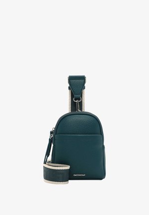 Bolso mini de cuero azul verdoso con parte superior redondeada, bolsillo frontal y correa ajustable con un acento estampado. Detalle de marca en el frente.