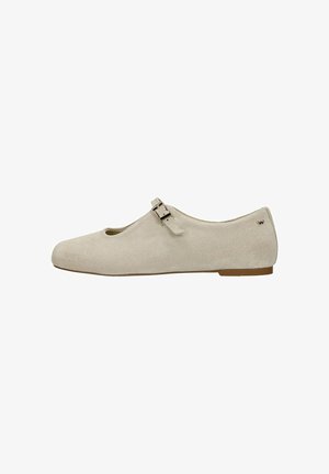 Chaussure plate Mary Jane en daim beige avec une bride à boucle latérale et un petit talon, vue de profil sur un fond blanc.