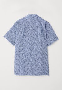 Chemise à manches courtes en tissu bleu avec un motif en spirale blanc, dotée d'un col classique et d'une coupe décontractée. Vue de dos.