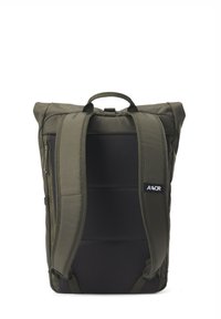 Olivgrüner Rucksack mit gepolsterter Netzrückseite, verstellbaren Schulterriemen, einem oberen Tragegriff und einer seitlichen Reißverschlusstasche. Strapazierfähiger Stoff mit minimalistischem Design.