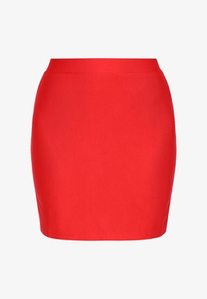 Lyse rød, højtaljet, tætsiddende pencilnederdel med et enkelt linning og glat stof, vist mod en hvid baggrund.