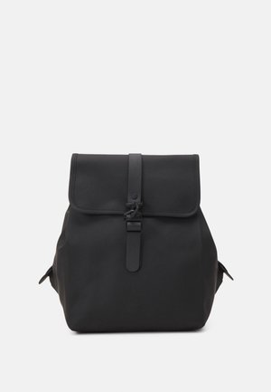 Sac à dos noir en matériau durable avec rabat pliable, sangle réglable et design minimaliste avec fermeture avant à boucle.