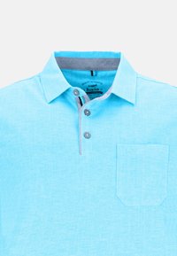 Polo shirt bleu clair avec un col, une patte de boutonnage à deux boutons, des accents gris, une poche poitrine et un motif de tissu texturé.