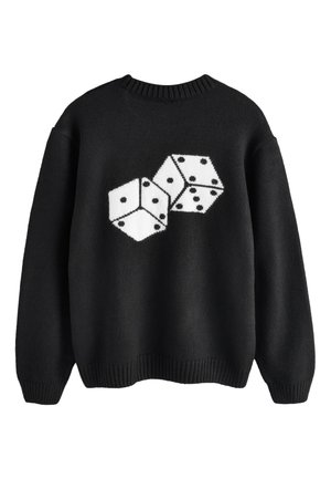 Sort strikket sweater med en hvid grafik af to seks-sidede terninger, der viser forskellige tal foran.