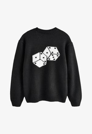 Sort strikket sweater med en hvid grafik af to seks-sidede terninger, der viser forskellige tal foran.