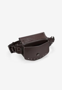 Riñonera de cuero marrón con costuras blancas, cierre tipo solapa, bolsillo frontal y acentos decorativos de tachuelas. Correa ajustable con hebilla adjunta.