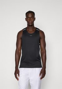 Svart atletisk tanktopp med rund hals, med subtile grå detaljer på skuldrene og en logo på brystet. Jevn tekstur.