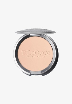 Pudra compatta in un elegante astuccio rotondo d'argento con coperchio grigio. Presenta il nome del marchio in rilievo e contiene una polvere beige chiaro con una consistenza morbida.