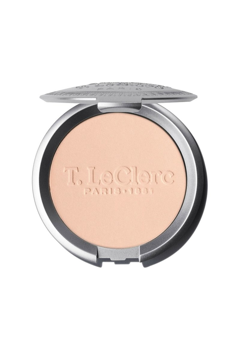 Pudra compatta in un elegante astuccio rotondo d'argento con coperchio grigio. Presenta il nome del marchio in rilievo e contiene una polvere beige chiaro con una consistenza morbida.