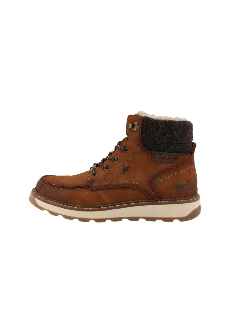 Stivale alla caviglia in pelle marrone con una cintura nera testurizzata, punta rotonda, sei occhielli metallici e suola in gomma leggera. Presenta dettagli cuciti e logo.