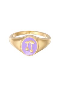 Guldring med en rund lilla emaljeindlæg med to kirsebærdesigns. Ringen har en glat overflade med en poleret finish. Mærket "AJ 925."