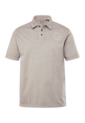 Polo gris à manches courtes, avec col et patte de boutonnage à trois boutons. Présente un patch brodé sur la poitrine gauche. Tissu en coton lisse.