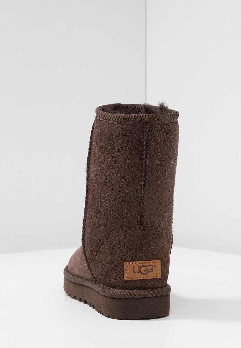 merknaam verlegen Noord West UGG CLASSIC SHORT - Korte laarzen - chocolate/donkerbruin - Zalando.nl