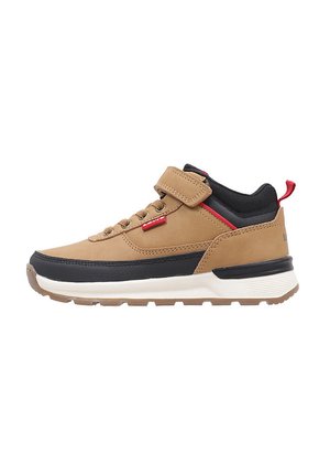 Zapatilla alta en tonos marrón y negro con una cinta de velcro, detalles de cordones y una suela de goma texturada. Presenta detalles en rojo en el talón.