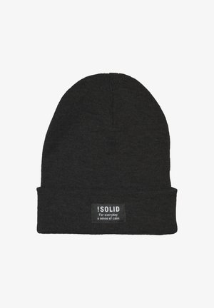 Čierna pletená čiapka s prehnutým lemom. Obsahuje obdĺžnikovú látkovú etiketu s bielym textom. Mäkká textúra, jednoduchý dizajn.