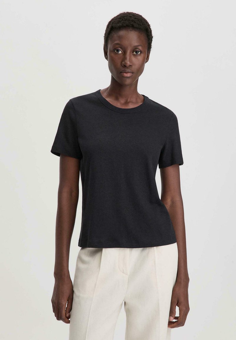 Zwarte t-shirt met korte mouwen en een ronde hals, gemaakt van glad katoen, met een relaxte pasvorm en een minimaal ontwerp.