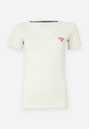 T-shirt bianca in cotone con scollo a V, maniche corte e un logo triangolare rosso sul lato sinistro del petto. Texture morbida, design aderente.