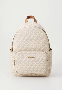 Beiger Michael Kors Rucksack mit sich wiederholendem Logo-Muster, goldfarbenen Metallakzenten, einem Reißverschluss-Hauptfach und einer Fronttasche.