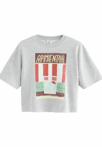 T-shirt grigio a maniche corte, con un design stampato colorato che include la parola "APIMIENTA" e elementi decorativi.