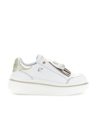 Sneaker alb din piele cu talpă groasă, accente aurii, ciucuri decorative și un mic logo auriu pe lateral, prezentat din partea exterioară.