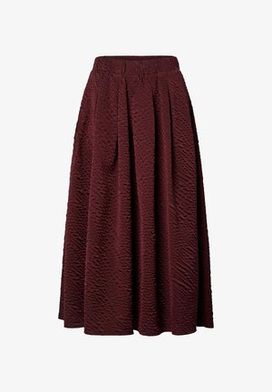 Mørkerød, teksturert midi-skjørt med folder og en figursydd midjebånd, flytende A-linje silhuett.