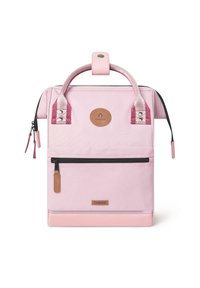 Rosa Rucksack mit strukturierter Oberfläche, ausgestattet mit einem oberen Griff, silbernem metallischen Zubehör und einer vorderen Reißverschlusstasche mit einem braunen Etikett.