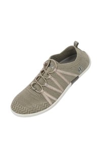 Leichtgewichtiger, olivgrüner Netzschuh mit elastischen Schnürsenkeln, Gummisohle und strukturiertem Obermaterial. Verfügt über eine Schlaufe für einfaches Anziehen und ein graues Logo.