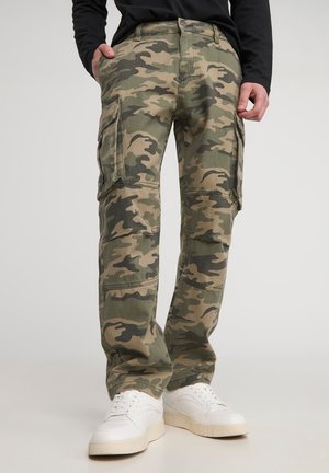 Pantaloni cargo mimetici in verde e marrone, con più tasche laterali, una vestibilità dritta e un robusto tessuto misto cotone.