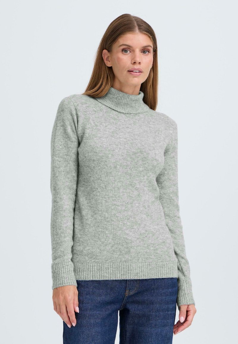 Hellgrüner Rollkragenpullover aus weichem Strickmaterial; mit langen Ärmeln und ribbelten Bündchen, in lässiger Passform.
