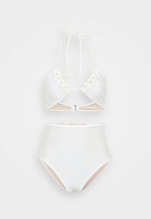 Hvid bikini sæt med en halterneck toppen, der har perle detaljer og en spænde lukning, parret med højtaljede bikini underdele. Glat tekstur.