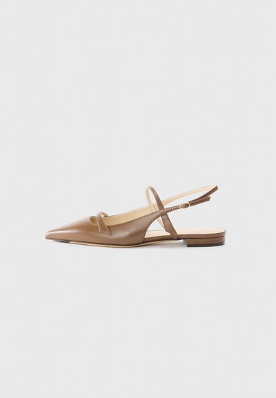Chaussures slingback en cuir marron avec un bout pointu, deux fines sangles et un petit talon. Texture lisse avec une finition polie.