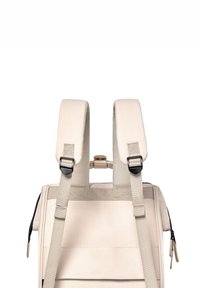 Sac à dos beige avec des bretelles rembourrées, des boucles ajustables et une fermeture éclair sur le côté. Les matériaux semblent durables et texturés, adaptés à une utilisation quotidienne.