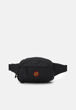 Musta vyölaukku, jossa kaksi vetoketjullista osastoa ja punakeltainen Santa Cruzin logotarra etutaskussa.