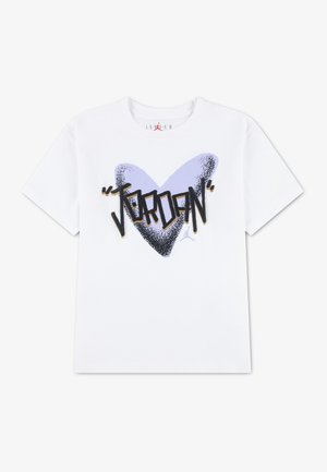 Camiseta blanca de manga corta con un gráfico de corazón azul y negro y la palabra "JORDAN" en texto estilo graffiti negro cruzando el pecho.