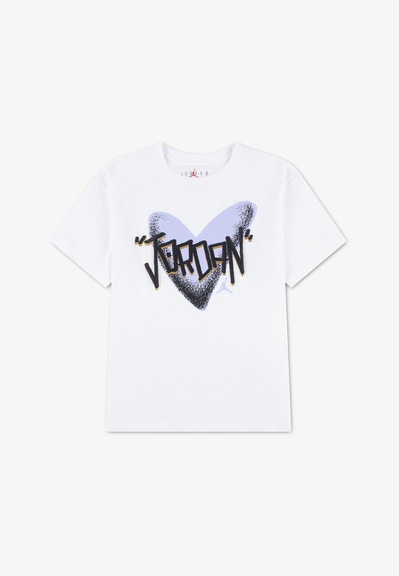 T-shirt blanc à manches courtes avec un motif de cœur bleu et noir et le mot « JORDAN » en texte graffiti noir sur la poitrine.