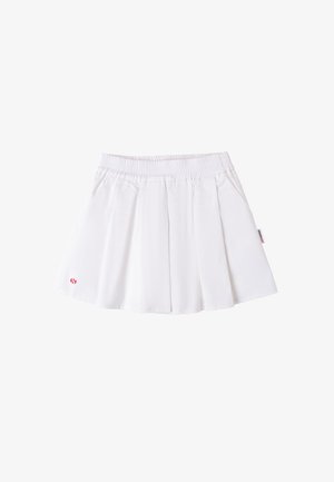 Jupe plissée blanche avec une taille élastique. Présente un petit logo rouge en accent sur le côté inférieur gauche. Texture de tissu lisse.